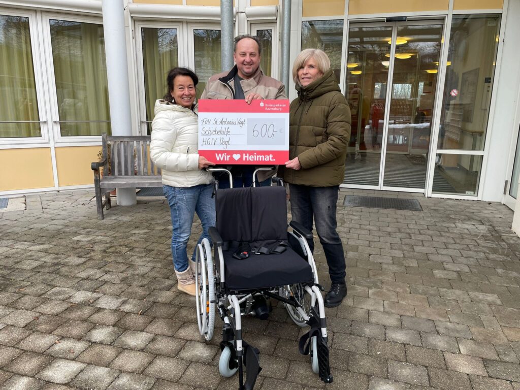 600-Euro-Spende für neuen Rollstuhl mit Schiebehilfe